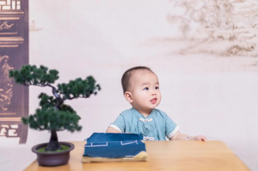 栖霞怀孕肚子中间凹两边凸